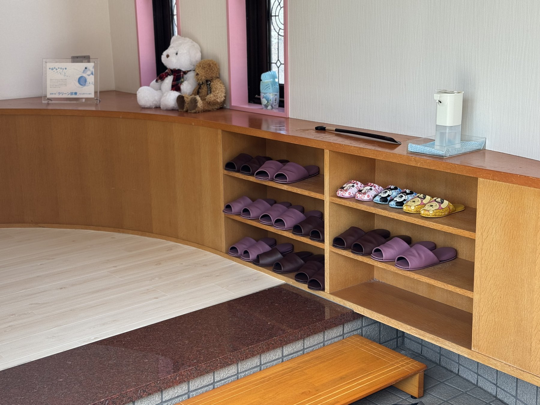 お子様用スリッパとぬいぐるみのある玄関