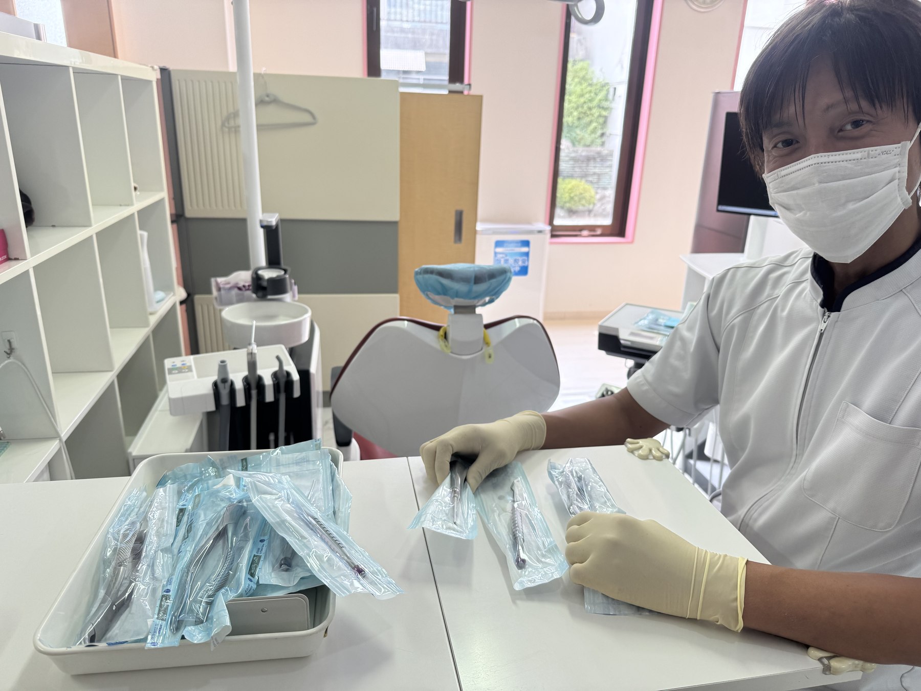 抜歯に使用する滅菌済みの器具を準備する様子